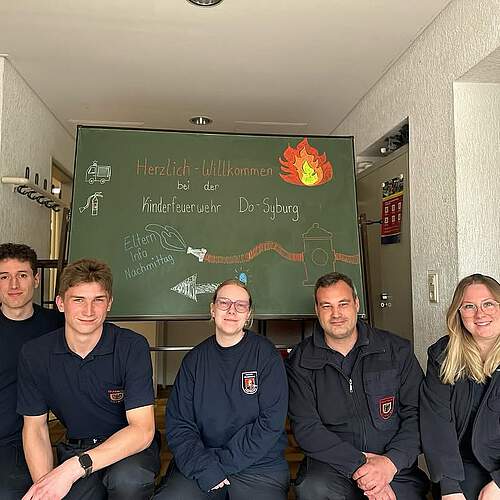 Photo shared by Freiwillige Feuerwehr Dortmund Syburg on May 04, 2025 tagging @feuerwehrdortmund, and @jugendfeuerwehr_syburg. May be an image of 4 people, ambulance, office and text.