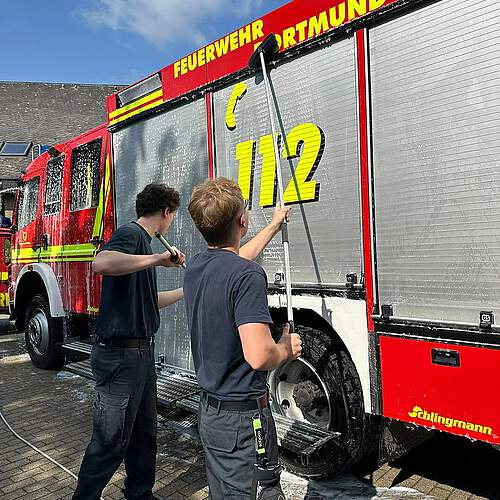 Photo shared by Freiwillige Feuerwehr Dortmund Syburg on July 26, 2025 tagging @feuerwehrdortmund. May be an image of ‎2 people, ambulance, trailer, truck and ‎text that says '‎FEUERWEHR RTMUND RTMUND 112 45 Schlingmann schlingmann م و‎'‎‎.