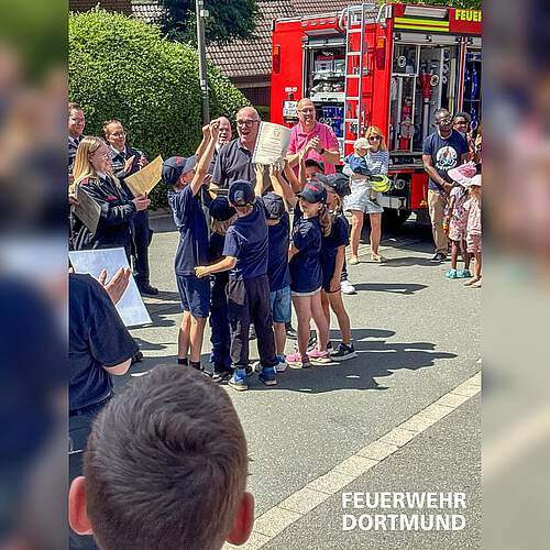 Photo shared by Feuerwehr Dortmund on July 07, 2025 tagging @ffdolz14, and @jugendfeuerwehr_syburg. Pode ser uma imagem de 10 pessoas e a texto.