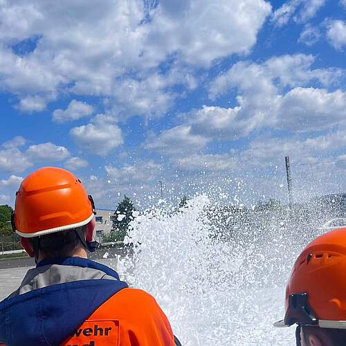 Photo shared by Freiwillige Feuerwehr Dortmund Syburg on May 17, 2025 tagging @jugendfeuerwehr_syburg. May be an image of 2 people.