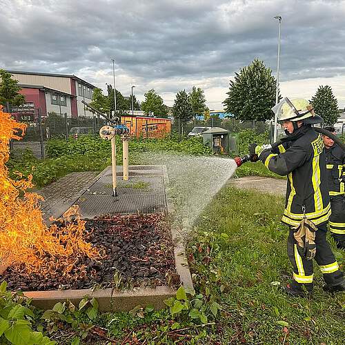 Photo by Freiwillige Feuerwehr Dortmund Syburg on June 05, 2025. May be an image of 2 people, fire and text.