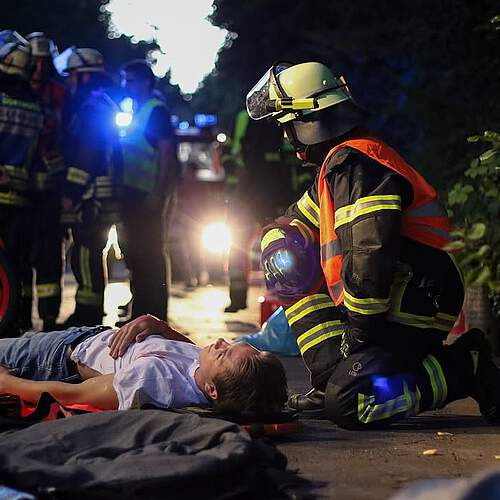 Photo shared by Freiwillige Feuerwehr Dortmund Syburg on September 05, 2025 tagging @feuerwehrdortmund, and @fflz15do. May be an image of 5 people, ambulance and text.